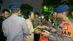 Brimob Polda Metro Jaya Gelar Dapur Lapangan untuk Warga Terdampak Banjir di Rawa Teratai, Jakarta Timur
