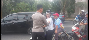 Polsek Kelapa Gading Bagikan 50 Nasi Kotak kepada Ojol dan Warga dalam Program Jumat Peduli