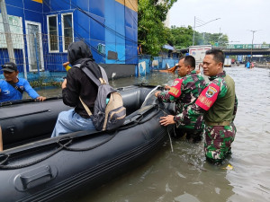 TNI Kerahkan Personel untuk Bantu Warga Terdampak Banjir di Penjaringan