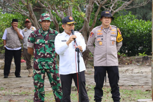 Kapolres Kepulauan Seribu Bersama Forkopimkab Laksanakan Kerja Bakti dan Penanaman Mangrove di Pulau Tidung Kecil