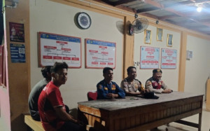 Polisi Bersama Masyarakat, Polsek Kepulauan Seribu Selatan Sosialisasikan Layanan Polisi 110 Saat Patroli Malam