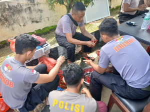 Satbrimob Polda Jambi Turun Langsung Salurkan Bantuan Kemanusiaan untuk Korban Banjir dan Longsor di Agam