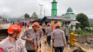 Saat Golodo Menerjang Solok, Polri Hadir Melayani: SAR Dikerahkan Mapolres Jadi Tempat Pengungsian
