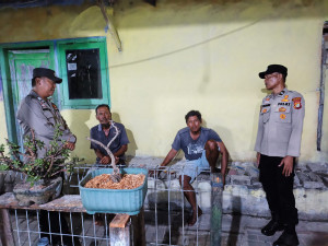 Layanan Polisi 110 Jadi Penghubung Cepat Masyarakat dengan Polisi, Disosialisasikan Polsek Kepulauan Seribu Utara Saat Patroli Malam