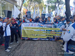 Polisi Gelar Pengamanan Aksi Ujuk Rasa Ratusan Buruh Indomaret Suarakan Tuntutan Hak Lembur dan Tolak Intimidasi di Menara Indomaret PIK