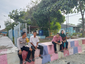Bhabinkamtibmas Pulau Panggang Intensifkan Sambang Warga, Perkuat Sinergitas dan Sosialisasikan Hotline 110