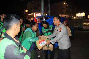 Akselerasi 'Jaga Bekasi On The Spot', Kapolres dan PJU Polres Bagi-Bagi Sembako di Area Stasiun Bekasi