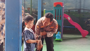 Polisi Sahabat Anak, Polsek Metro Penjaringan Tanamkan Disiplin dan Cinta Polisi Sejak Dini di KB-TK Permai Muara Karang