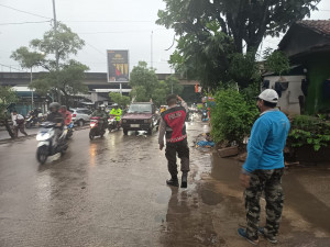 Pastikan Kelancaran Aktivitas Pagi, Polsek Bekasi Barat Siagakan Personel di Pasar Pagi Bintara