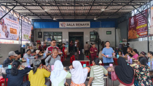 Jum’at Peduli Polsek Metro Penjaringan, 500 Paket Makanan Dibagikan untuk Warga dan Pekerja Lapangan