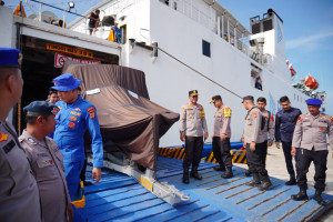 Kapal MV Egon Tiba di Pelabuhan Krueng Geukueh, Kapolres Lhokseumawe Terima Bantuan Polri