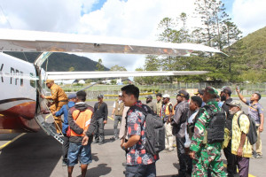 TNI-Polri Kawal Ketat Penyaluran Bantuan Pengungsi Kampung Kembru di Puncak Jaya