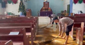 Brimob Polda Sumatera Utara Lakukan  pembersihan di Gereja Hutanagodang Pasca Bencana