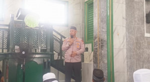 Jaga Jakarta On The Spot, Kapolsek Bekasi Barat Sampaikan Pesan Kamtibmas Sebelum Sholat Jumat di Jakasampurna