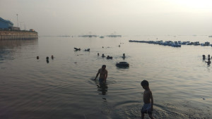Pantai Kalibaru Ramai Sejak Subuh, Warga Jalani Terapi Berendam Air Laut
