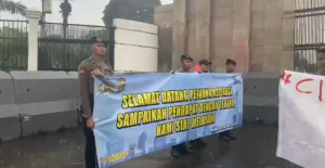 Hujan Tidak Jadi Penghalang, Polri Tetap Hadir Mengawal Aspirasi Masyarakat