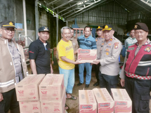 KAPOLSEK BANTAR GEBANG BERSAMA UNSUR TIGA PILAR KELURAHAN CIMUNING LAKSANAKAN PATROLI DAN PENGECEKAN TITIK GENANGAN