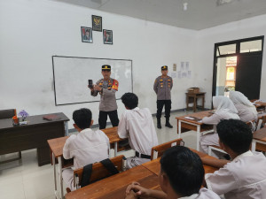 Cegah kenakalan remaja,Polsek cabangbungin Gencerkan police goes to School di SMAN 1 Cabangbungin