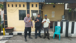 Sambangi Pos Keamanan Taman Juanda, Bhabinkamtibmas Duren Jaya Ajak Warga Proaktif Jaga Kamtibmas