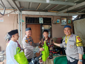 Jumat Berkah Awal Tahun Kapolsek Bekasi Barat Berikan Sembako Ke Warga Kranji