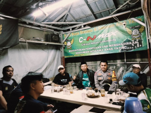 Perkuat Keamanan Lingkungan, Bhabinkamtibmas Polsek Bantargebang Sambangi Warga Cikiwul pada Jam Rawan