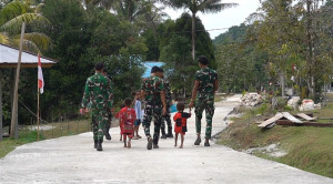Senyum Anak-Anak Warnai Hasil Pembangunan Jalan Cor 250 Meter TMMD Ke-129 di Kampung Sesor