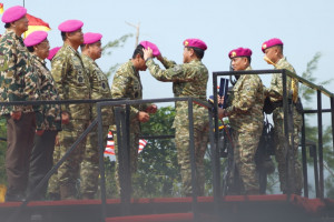 Wakil Panglima TNI dan Sejumlah Pejabat Negara Terima Warga Kehormatan dan Brevet Korps Marinir