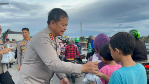 Polri Peduli: Kapolres Metro Bekasi Kota Bagikan Takjil dan Borong Dagangan UMKM di Grand Kemala Lagoon