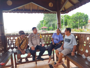 Bhabinkamtibmas Pulau Pramuka Sosialisasikan Layanan Polisi 110, Ajak Warga Jaga Kamtibmas