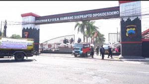 Brimob Polda Jateng Kembali Salurkan Air Bersih untuk Warga Terdampak Kekeringan di Semarang