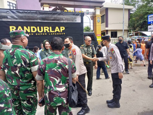 Polres Metro Jakarta Pusat Beri Makanan dan Susu Untuk Korban Kebakaran Kebon Kosong