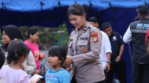 Polwan Polda Metro Jaya Gelar Trauma Healing dan Baksos untuk Korban Kebakaran di Jakpus