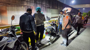 RESPON CEPAT POLSEK PADEMANGAN TINDAK LANJUTI LAPORAN WARGA MELALUI CALL CENTER 110, MOTOR DITINGGAL DI FLY OVER KEMAYORAN BERHASIL DIAMANKAN